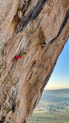 Anak Verhoeven climbs Planta de Shiva for a second time, now sans kneepads