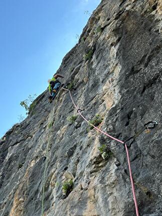 Nuvole di Farfalle, Pasubio, Valle delle Prigioni, Federico Asciolla, Silvia Caoduro, Nicola Guzzo - Federico Asciolla in apertura sul quinto tiro di 'Nuvole di Farfalle' al Bastione dei Secondini (Pasubio, Prealpi Vicentine)