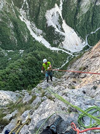 Nuvole di Farfalle, Pasubio, Valle delle Prigioni, Federico Asciolla, Silvia Caoduro, Nicola Guzzo - Il quarto tiro di 'Nuvole di Farfalle' al Bastione dei Secondini (Pasubio, Prealpi Vicentine): lavori di pulizia
