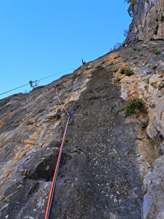 Nuvole di Farfalle, Pasubio, Valle delle Prigioni, Federico Asciolla, Silvia Caoduro, Nicola Guzzo - Federico Asciolla dopo aver liberato il quinto tiro di 'Nuvole di Farfalle' al Bastione dei Secondini (Pasubio, Prealpi Vicentine)
