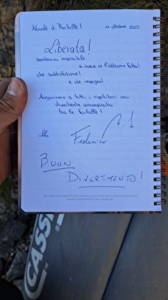 Nuvole di Farfalle, Pasubio, Valle delle Prigioni, Federico Asciolla, Silvia Caoduro, Nicola Guzzo - Ultima pagina del libro di via scritto dai chiodatori: 'Nuvole di Farfalle' al Bastione dei Secondini (Pasubio, Prealpi Vicentine) da parte di Federico Asciolla, Silvia Caoduro e Nicola Guzzo (2023)