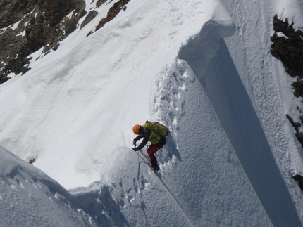 Scerscen - Bernina traverse - Encountering cornices along the Scerscen - Bernina traverse