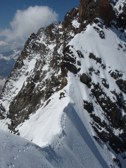 Scerscen - Bernina traverse - Encountering cornices along the Scerscen - Bernina traverse