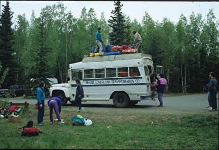 Mt Dickey, Alaska, Diretta Italiana 1991, Giuseppe Bagattoli, Paolo Borgonovo, Fabrizio Defrancesco, Bruno De Donà, Fabio Leoni, Mario Manica, Danny Zampiccoli - Diretta Italiana al Mt. Dickey: Diretta Italiana al Mt. Dickey: caricando il materiale sul nostro scalcinato Scuola Bus, Anchorage, Alaska 1991