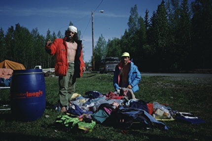 Mt Dickey, Alaska, Diretta Italiana 1991, Giuseppe Bagattoli, Paolo Borgonovo, Fabrizio Defrancesco, Bruno De Donà, Fabio Leoni, Mario Manica, Danny Zampiccoli - Diretta Italiana al Mt. Dickey: Danny Zampiccoli e Fabio Leoni preparano il materiale, Anchorage, Alaska 199