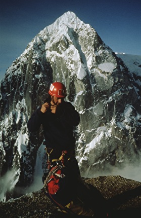 Mt Dickey, Alaska, Diretta Italiana 1991, Giuseppe Bagattoli, Paolo Borgonovo, Fabrizio Defrancesco, Bruno De Donà, Fabio Leoni, Mario Manica, Danny Zampiccoli - Diretta Italiana al Mt. Dickey: Fabrizio Defrancesco e alle sue spalle il Mount Bradley 2770m, Central Alaska Range, Alaska 1991
