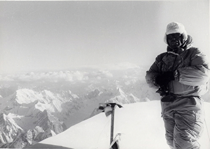 K2 - Achille Compagnoni in vetta al K2 nel 1954