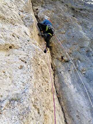 Via Ruchin, Torrione Ruchin, Val Realba, Saverio De Toffol, Jorge Palacios - Saverio De Toffol sul diedro del terzo tiro della 'Via Ruchin' al Torrione Ruchin in Val Realba
