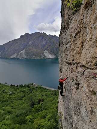 Via Ruchin, Torrione Ruchin, Val Realba, Saverio De Toffol, Jorge Palacios - Sul secondo tiro della 'Via Ruchin' al Torrione Ruchin in Val Realba
