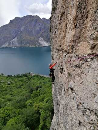 Via Ruchin, Torrione Ruchin, Val Realba, Saverio De Toffol, Jorge Palacios - Sul traverso del secondo tiro della 'Via Ruchin' al Torrione Ruchin in Val Realba