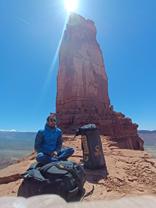Desert Climbing, Marco Sappa, Thomas Larivierè - Marco Sappa sotto la Castleton Tower, Utah, USA