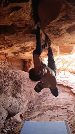 Desert Climbing, Marco Sappa, Thomas Larivierè - Marco Sappa nella parte centrale di 'Crack House', Moab, Utah