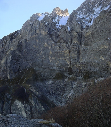 Inferno con vista - Monte Camicia - Inferno con vista, parete N Pilastro Montevecchi al Monte Camicia, 1967m. Apertura: G. Basile, C. Iurisci e S. Supplizi a comando alternato, 19 (e 20 solo discesa) luglio 2012.