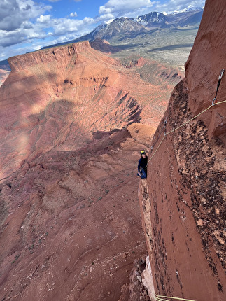 Desert Climbing, Marco Sappa, Thomas Larivierè - Thomas Larivierè alla fine del tiro chiave di 'Ivory Tower' alla Castleton Tower, Castle Valley, Utah