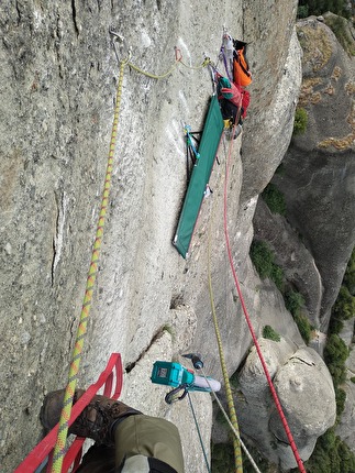 Meteora Grecia, Kapelo Peak - Vangelis Galanis apre in solitaria la via 'Dietrich Hasse' alla Kapelo Peak nelle Meteora in Grecia, giugno 2024