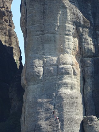 Meteora Grecia, Kapelo Peak - Vangelis Galanis apre in solitaria la via 'Dietrich Hasse' alla Kapelo Peak nelle Meteora in Grecia, giugno 2024