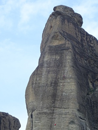 Meteora Grecia, Kapelo Peak - Vangelis Galanis apre in solitaria la via 'Dietrich Hasse' alla Kapelo Peak nelle Meteora in Grecia, giugno 2024