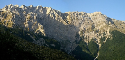 Inferno con vista - Monte Camicia - Inferno con vista, parete N Pilastro Montevecchi al Monte Camicia, 1967m. Apertura: G. Basile, C. Iurisci e S. Supplizi a comando alternato, 19 (e 20 solo discesa) luglio 2012.