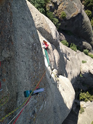 Meteora Grecia, Kapelo Peak - Vangelis Galanis apre in solitaria la via 'Dietrich Hasse' alla Kapelo Peak nelle Meteora in Grecia, giugno 2024