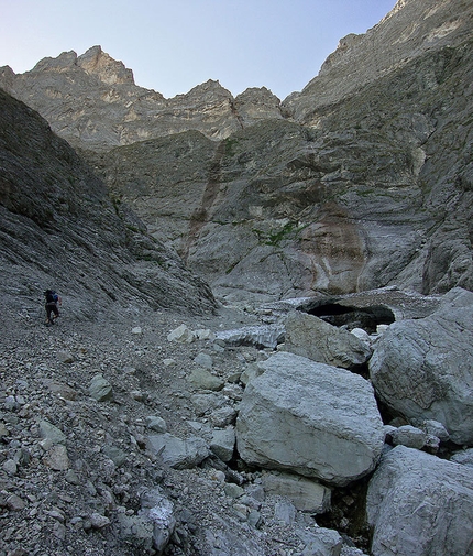 Inferno con vista - Monte Camicia - Inferno con vista, parete N Pilastro Montevecchi al Monte Camicia, 1967m. Apertura: G. Basile, C. Iurisci e S. Supplizi a comando alternato, 19 (e 20 solo discesa) luglio 2012.