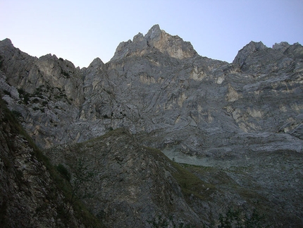 Inferno con vista - Monte Camicia - Inferno con vista, parete N Pilastro Montevecchi al Monte Camicia, 1967m. Apertura: G. Basile, C. Iurisci e S. Supplizi a comando alternato, 19 (e 20 solo discesa) luglio 2012.