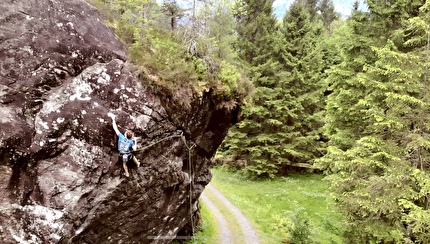 Andreas Hofherr ripete Into the Sun, 8c+ trad in Murgtal, Svizzera