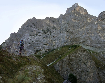 Inferno con vista - Monte Camicia - Inferno con vista, parete N Pilastro Montevecchi al Monte Camicia, 1967m. Apertura: G. Basile, C. Iurisci e S. Supplizi a comando alternato, 19 (e 20 solo discesa) luglio 2012.