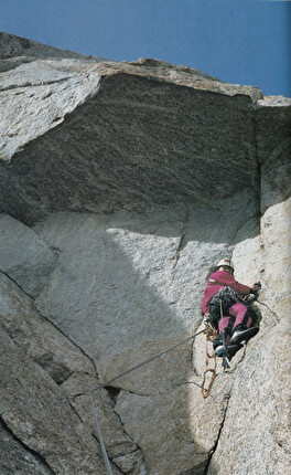 Divine Providence, Grand Pilier d'Angle, Monte Bianco, Roberto Bressan, Saverio Occhi, Paolo Tamagnini - Paolo Tamagnini impegnato nel tetto di A3 dulla 'Divine Providence' al Grand Pilier d'Angle (Monte Bianco) durante la prima invernale fino in cima al Grand Pilier d’Angle, effettuata da Roberto Bressan, Saverio Occhi e Paolo Tamagnini nel gennaio del 1992