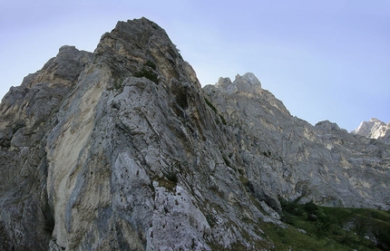 Inferno con vista - Monte Camicia - Inferno con vista, parete N Pilastro Montevecchi al Monte Camicia, 1967m. Apertura: G. Basile, C. Iurisci e S. Supplizi a comando alternato, 19 (e 20 solo discesa) luglio 2012