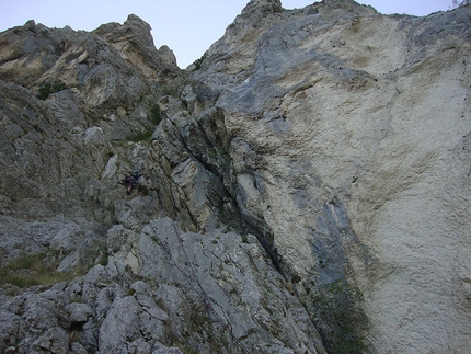 Inferno con vista - Monte Camicia - Inferno con vista, parete N Pilastro Montevecchi al Monte Camicia, 1967m. Apertura: G. Basile, C. Iurisci e S. Supplizi a comando alternato, 19 (e 20 solo discesa) luglio 2012