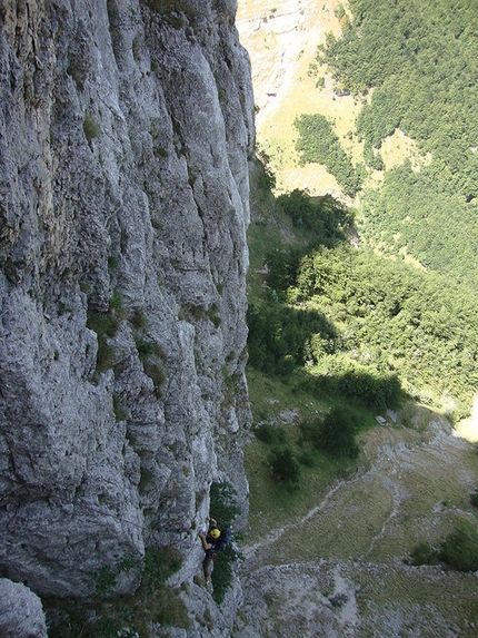 Inferno con vista - Monte Camicia - Inferno con vista, parete N Pilastro Montevecchi al Monte Camicia, 1967m. Apertura: G. Basile, C. Iurisci e S. Supplizi a comando alternato, 19 (e 20 solo discesa) luglio 2012