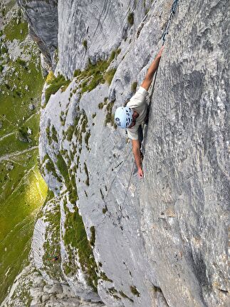 Cima Uomo, Dolomiti di Brenta, Francesco Flaim, Stefano Menegardi - Tiziano Deromedi sulla placca finale di 'L'è co le rigole che se fà el pan' alla Cima Uomo nelle Dolomiti di Brenta (Francesco Flaim, Stefano Menegardi 2022)