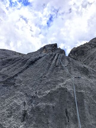 Cima Uomo, Dolomiti di Brenta, Francesco Flaim, Stefano Menegardi - Stefano Menegardi sulla sesta lunghezza di 'L'è co le rigole che se fà el pan' alla Cima Uomo nelle Dolomiti di Brenta (Francesco Flaim, Stefano Menegardi 2022)