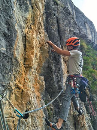 Cima Uomo, Dolomiti di Brenta, Francesco Flaim, Stefano Menegardi - Stefano Menegardi in partenza sul secondo tiro di 'L'è co le rigole che se fà el pan' alla Cima Uomo nelle Dolomiti di Brenta (Francesco Flaim, Stefano Menegardi 2022)