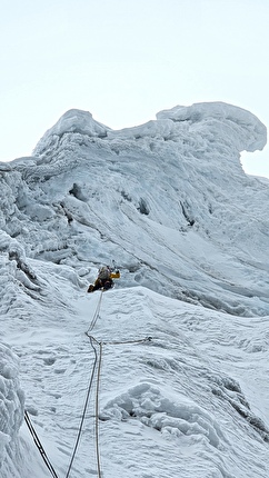Nevado Pisco Peru, Iker Pou, Eneko Pou, Micher Quito - The first ascent of 'Pisco Sour' (85°/M6/640m) on Nevado Pisco (5780m) in Peru (Iker Pou, Eneko Pou, Micher Quito)