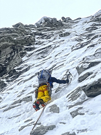 Nevado Pisco Peru, Iker Pou, Eneko Pou, Micher Quito - The first ascent of 'Pisco Sour' (85°/M6/640m) on Nevado Pisco (5780m) in Peru (Iker Pou, Eneko Pou, Micher Quito)