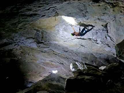 Filip Babicz libera Persefone Ext, dry tooling estremo nella grotta Gran Borna 
