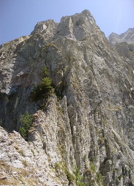 Inferno con vista - Monte Camicia - Inferno con vista, parete N Pilastro Montevecchi al Monte Camicia, 1967m. Apertura: G. Basile, C. Iurisci e S. Supplizi a comando alternato, 19 (e 20 solo discesa) luglio 2012