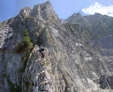 Inferno con vista - Monte Camicia - Inferno con vista, parete N Pilastro Montevecchi al Monte Camicia, 1967m. Apertura: G. Basile, C. Iurisci e S. Supplizi a comando alternato, 19 (e 20 solo discesa) luglio 2012