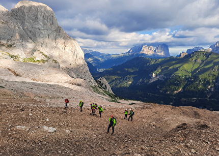 Marmolada valanga Dolomiti - I soccorritori in Marmolada, dopo che domenica 3 luglio 2022 si è staccata una porzione impressionante del ghiacciaio, sotto Punta Rocca, causando 11 morti.