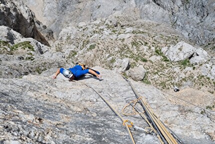Cima d'Auta, Dolomiti, Rolando Larcher - Non è mai troppo tardi' alla Cima d'Auta: Tiziano Buccella sul 1° tiro