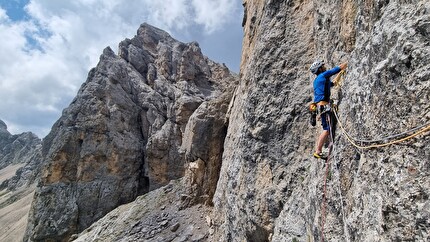 Cima d'Auta, Dolomiti, Rolando Larcher - Non è mai troppo tardi' alla Cima d'Auta: Tiziano Buccella sul 2° tiro