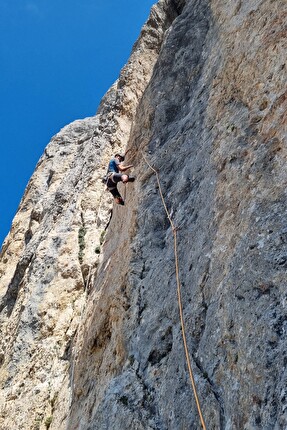Cima d'Auta, Dolomiti, Rolando Larcher - 'Non è mai troppo tardi' alla Cima d'Auta: Rolando Larcher in rp sul 4° tiro
