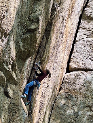Valle dell'Orco Piccolo Half Dome - Piccolo Half Dome Valle Orco: Iris Bielli jamming up 'Clandestino'