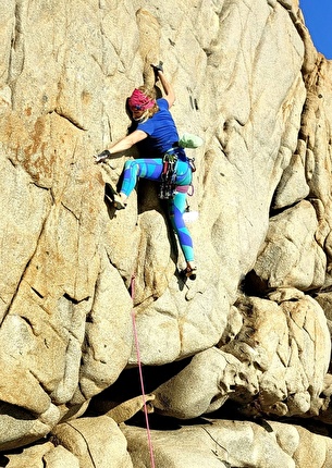 Andromeda Sardinia - Tatjana Göx climbing her 'Spaziotempo' (6a+ trad) at the crag Andromeda in Sardinia
