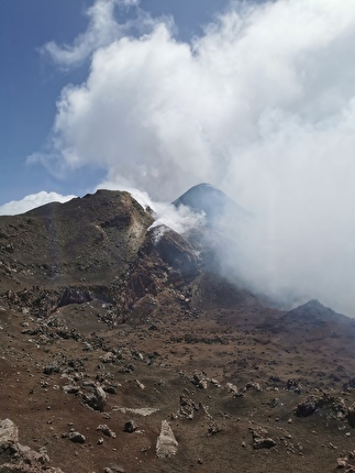 Etna Sicilia - Grazie alle nuove eruzioni dell'Etna, il principale vulcano della Sicilia è cresciuto in altezza, con la cima del Cratere Voragine che ora raggiunge i 3378 metri. Luglio 2024