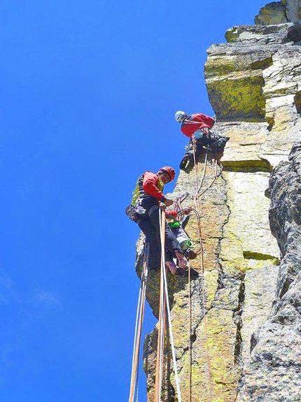 Becco di Valsoera - Gran Paradiso - Oviglia, assicurato da Giorda, apre la decima lunghezza della via.