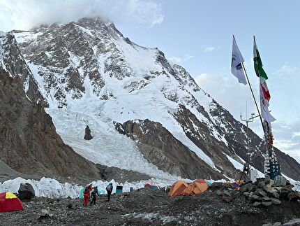 K2 70, Silvia Loreggian, Federica Mingolla - Federica Mingolla e Silvia Loreggian il 26 luglio 2024 al campo base del K2 in partenza per il tentativo di vetta