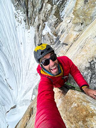 Stefano Ragazzo Eternal Flame Trango Tower - Stefano Ragazzo durante la prima solitaria di Eternal Flame, Trango Tower, Torri del Trango, luglio 2024