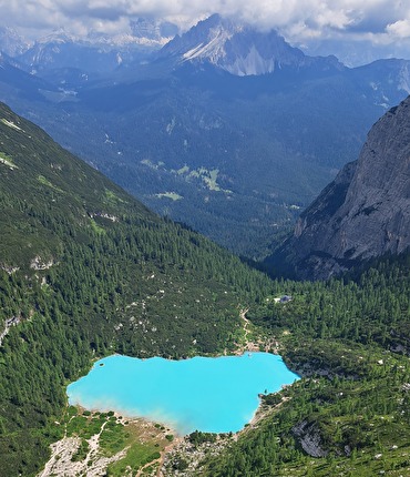 Dito di Dio, Lago di Sorapis, Dolomiti, Marco Milanese - La salita e BASE jump del Dito di Dio al Lago di Sorapis, Dolomiti, di Marco Milanese